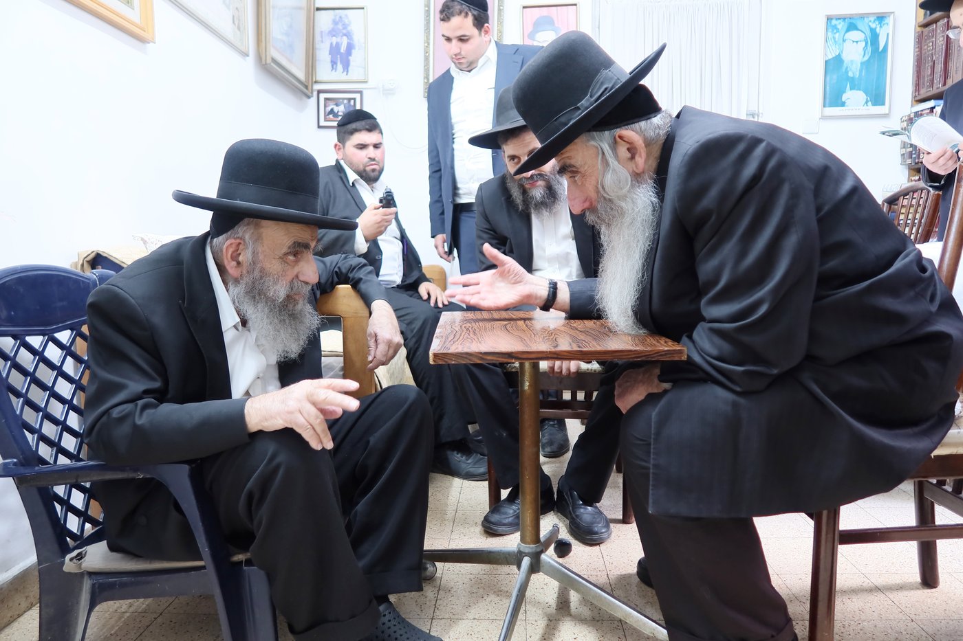 הגאון רבי רפאל ברלין בניחום אבלים אצל הגר"מ צדקה