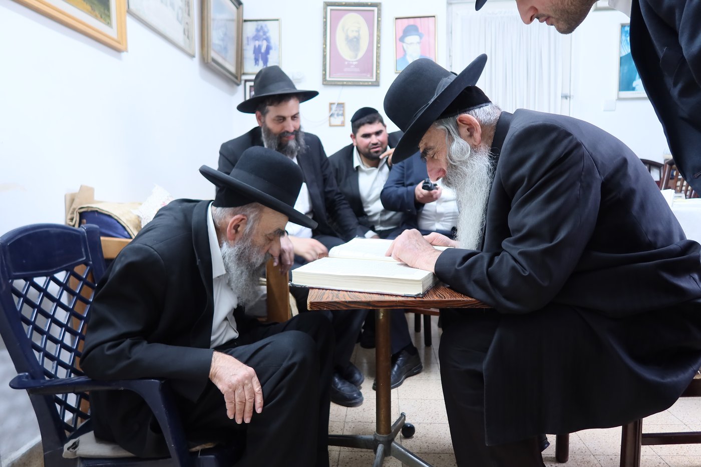 הגאון רבי רפאל ברלין בניחום אבלים אצל הגר"מ צדקה