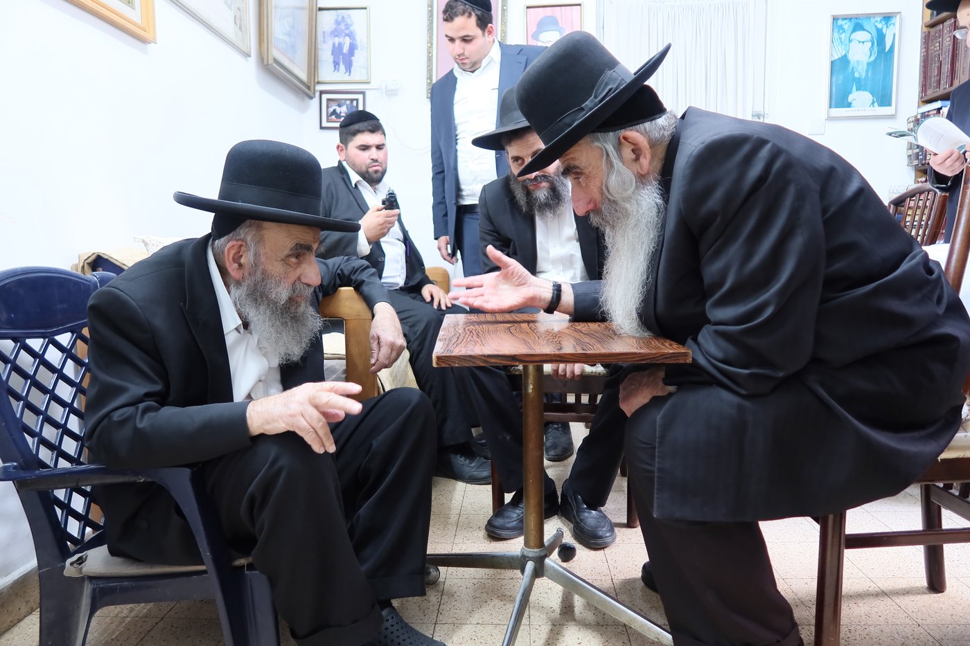 הגאון רבי רפאל ברלין בניחום אבלים אצל הגר"מ צדקה