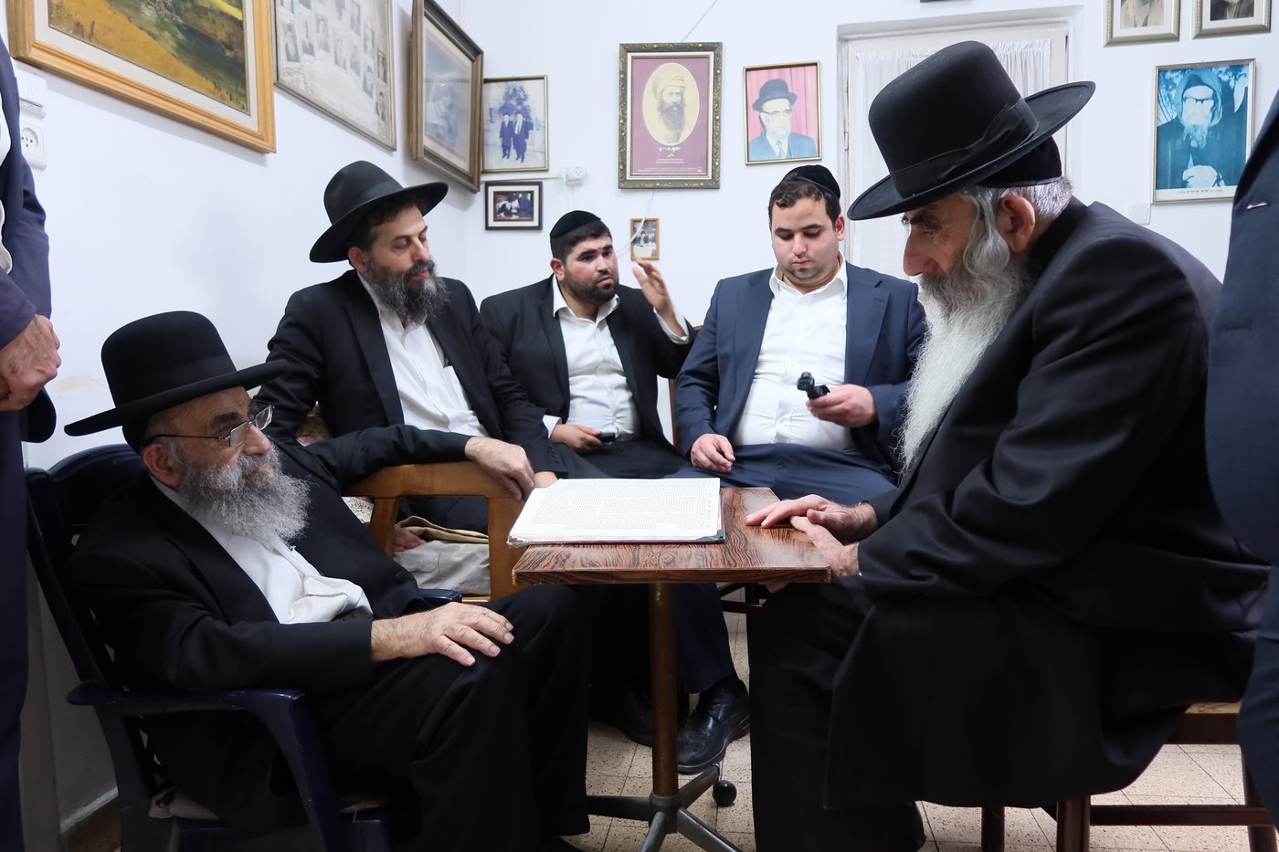 הגאון רבי רפאל ברלין בניחום אבלים אצל הגר"מ צדקה