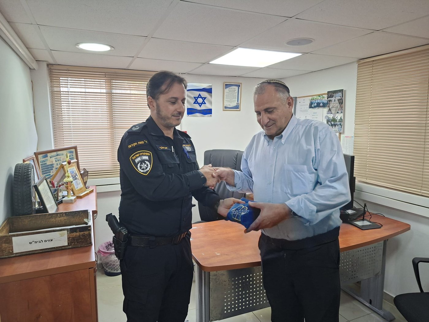 רגע מרגש בתחנה: החשוד נעצר והתפילין הגנובות הוחזרו לבעליהם