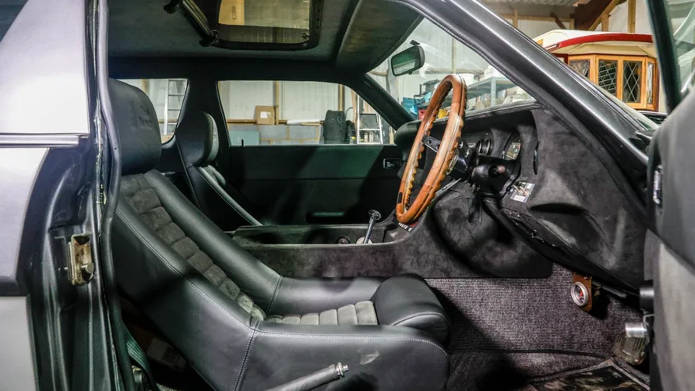 פנים הרכב באיזור מושב הנהג