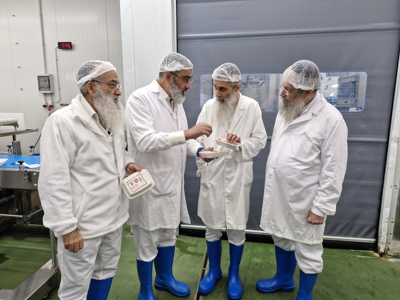  חברי בד"ץ 'נווה ציון' בשחיטת כבשים בספרד 