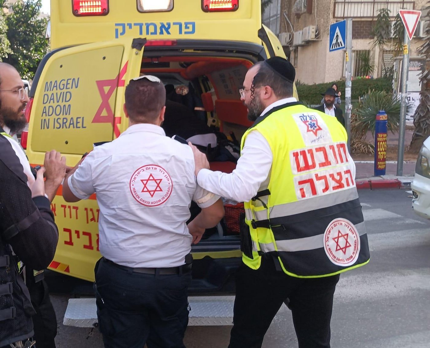 צוותי מד"א והצלה בזירה