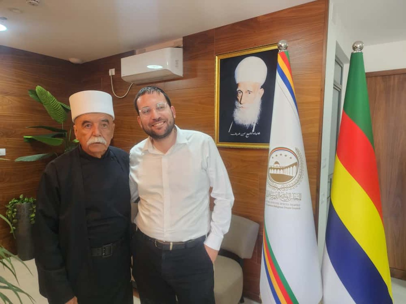 ישראל שפירא וידידו שייח ריאד חמזה לצד תמונתו של שייח אמין טריף סבו של מוואפק טריף מנהיג הדרוזים בישראל