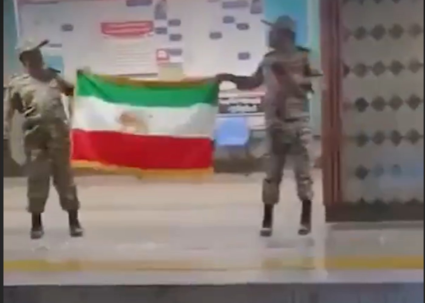 חיילים איראנים קוראים תיגר על המשטר בתחנת רכבת