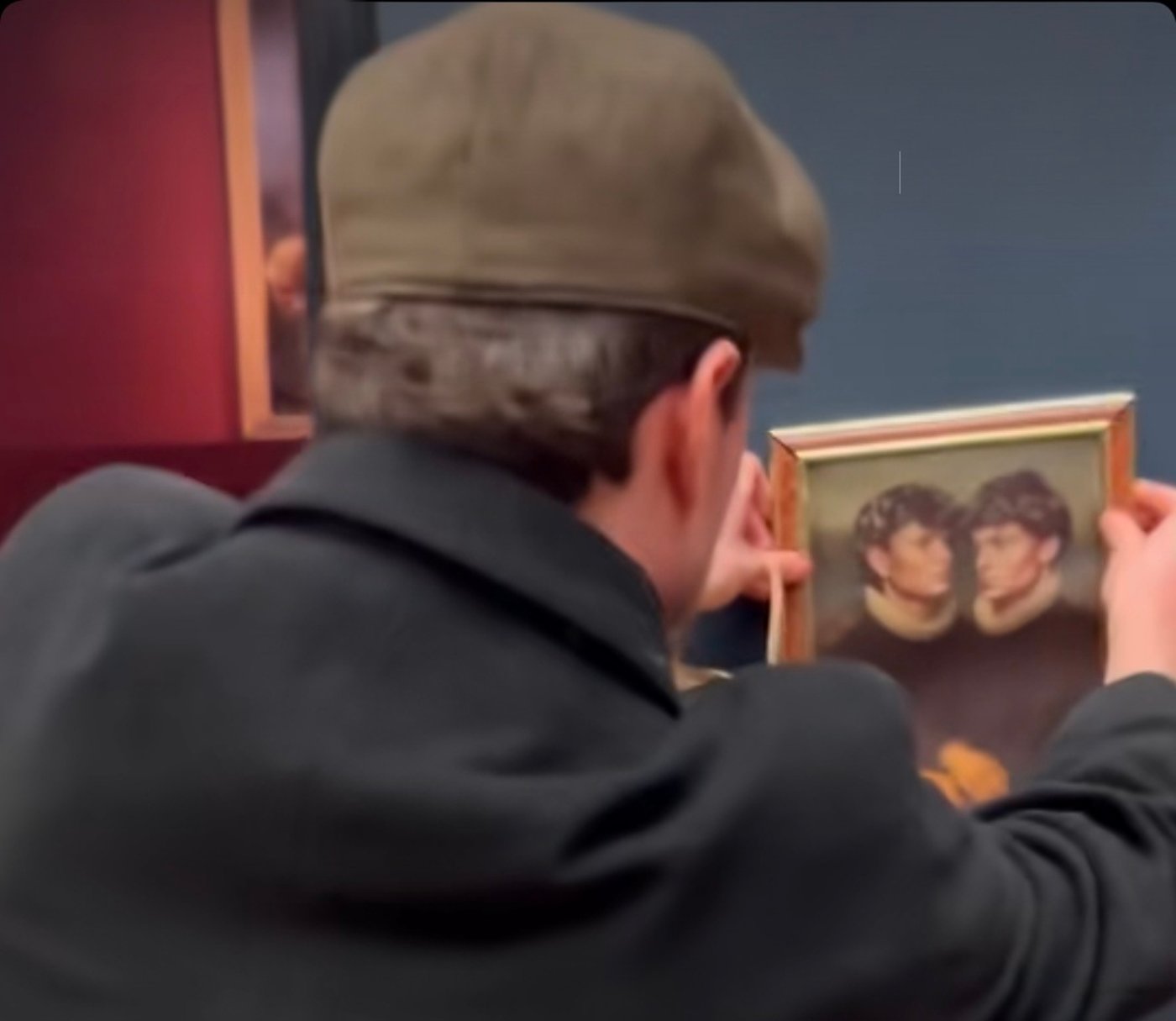 הצעירים תולים את תמונתם ליד המונה ליזה