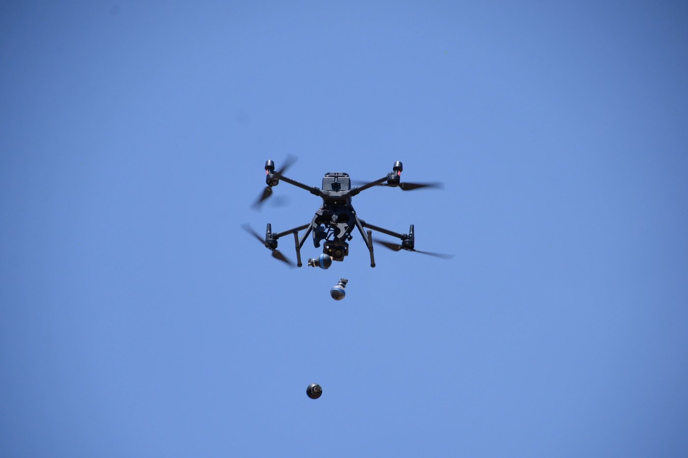 רחפן נפץ מטיל רימונים