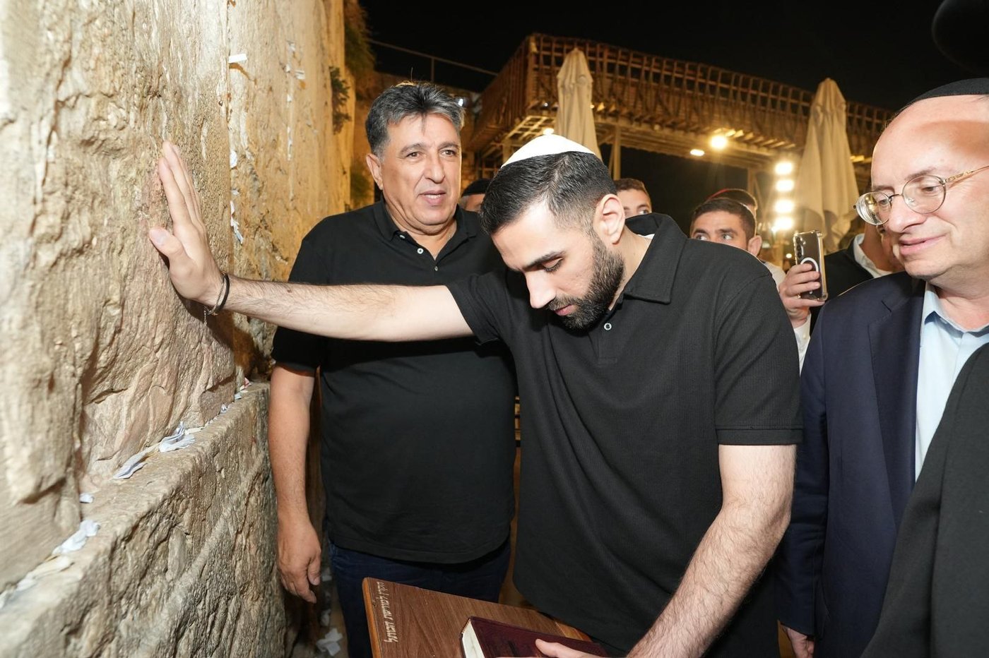 שורד השבי שגב כלפון בכותל המערבי