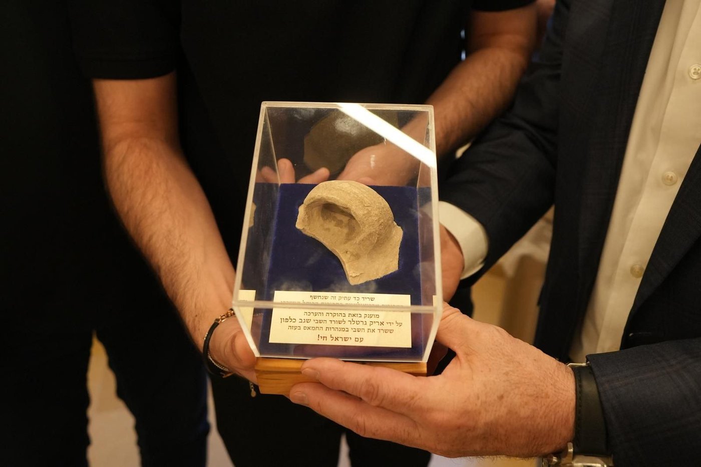 שורד השבי שגב כלפון בכותל המערבי