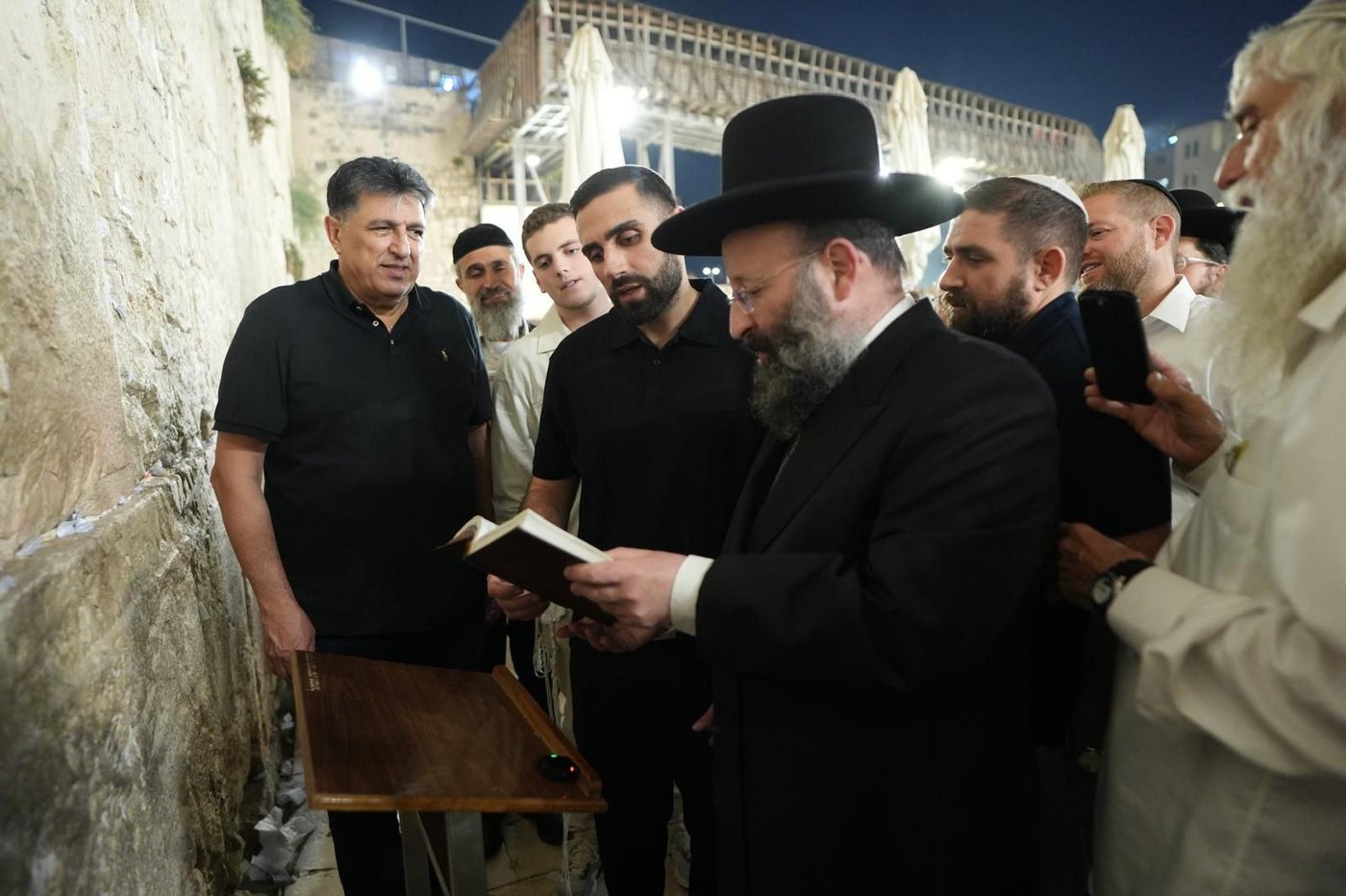 שורד השבי שגב כלפון בכותל המערבי