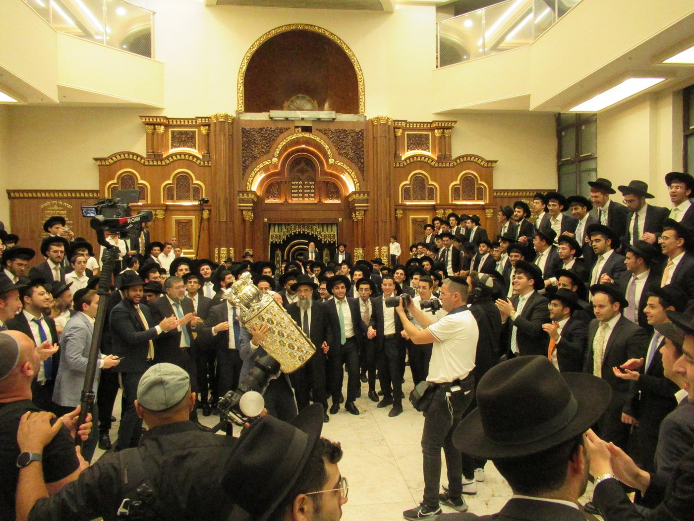 הכנסת ס"ת וחנוכת ארון הקודש בישיבת 'משכנות התורה'