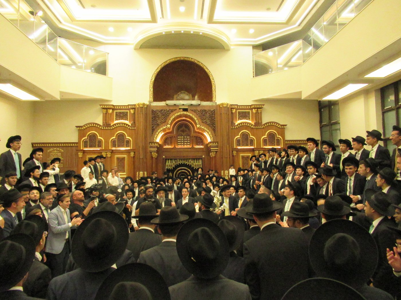 הכנסת ס"ת וחנוכת ארון הקודש בישיבת 'משכנות התורה'