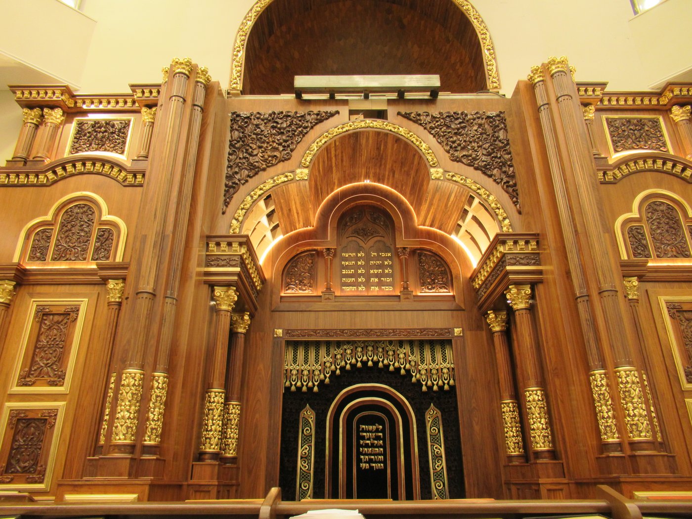 הכנסת ס"ת וחנוכת ארון הקודש בישיבת 'משכנות התורה'