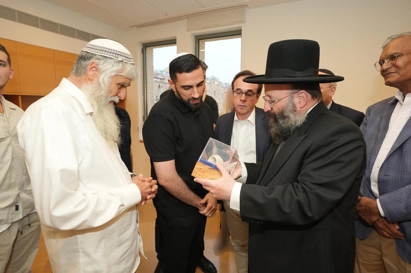 שורד השבי שגב כלפון בכותל המערבי