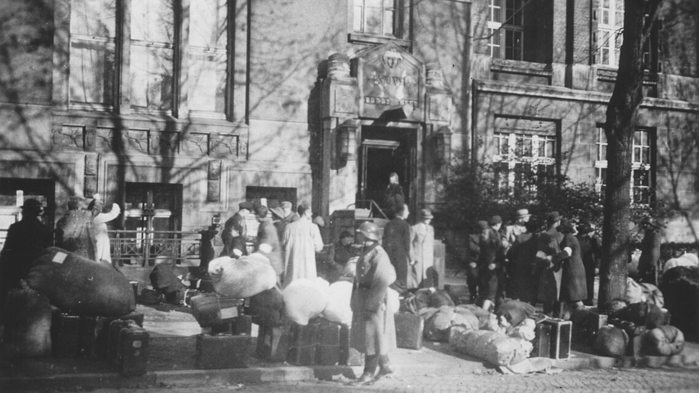 גירוש יהודי המבורג באוקטובר 1941. הגעה תחת שמירה של גדוד מילואים 101 של משטרת המילואים לבניין האכסניה