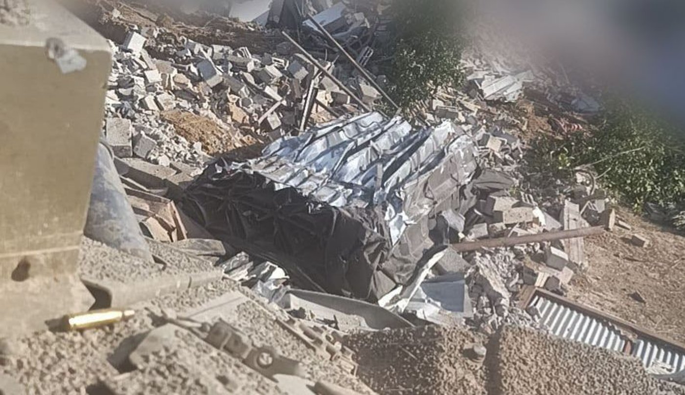 משגר בעל שמונה קני שיגור עם ארבע רקטות ומכוון לשטח מדינת ישראל במרחב הקו הצהוב