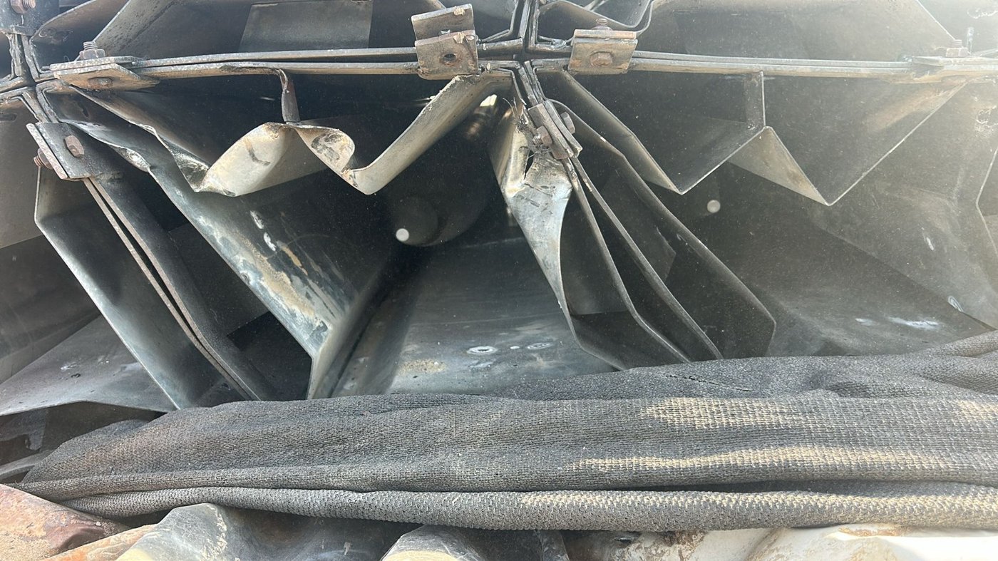 משגר בעל שמונה קני שיגור עם ארבע רקטות ומכוון לשטח מדינת ישראל במרחב הקו הצהוב