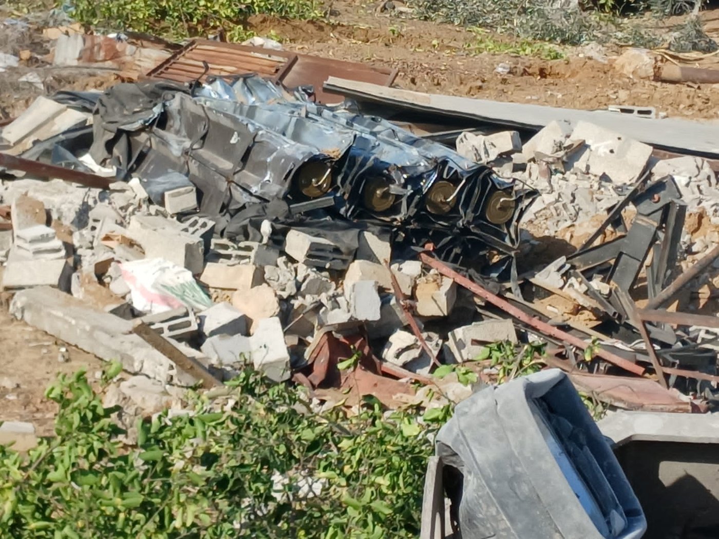 משגר בעל שמונה קני שיגור עם ארבע רקטות ומכוון לשטח מדינת ישראל במרחב הקו הצהוב