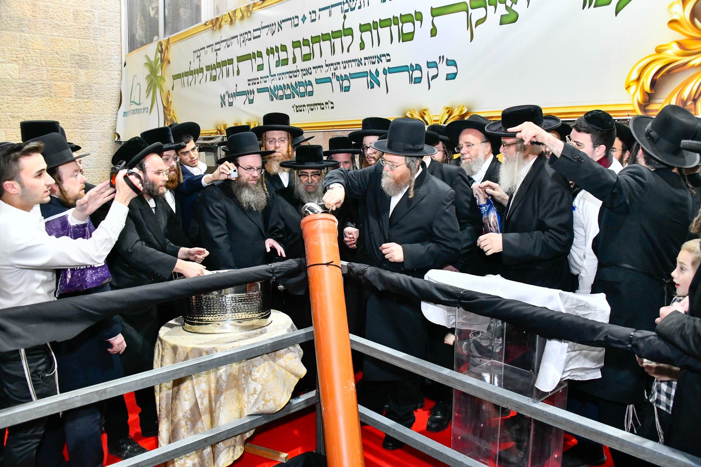 האדמו"ר מסאטמר במעמד יציקת היסודות בטלזסטון