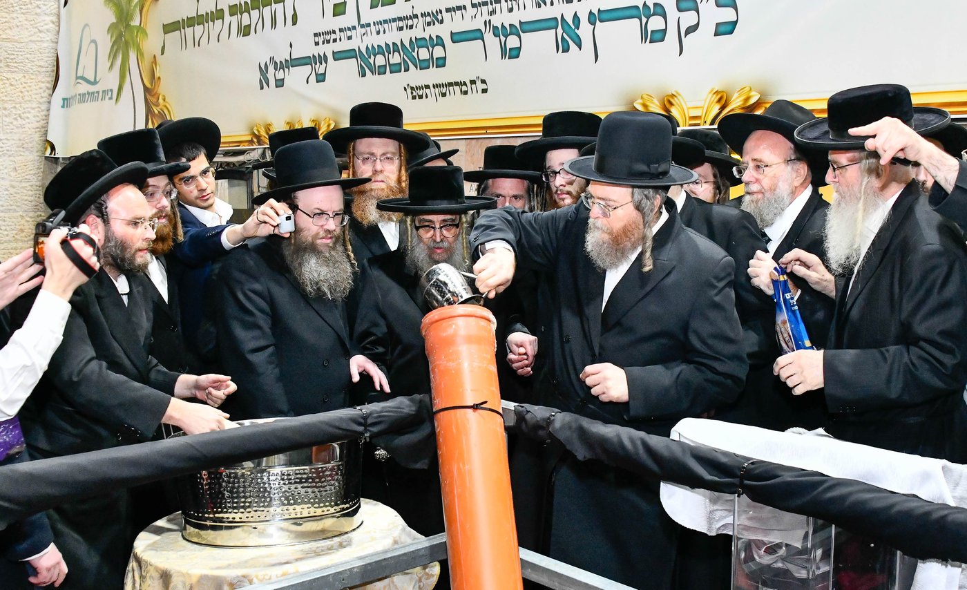 האדמו"ר מסאטמר במעמד יציקת היסודות בטלזסטון