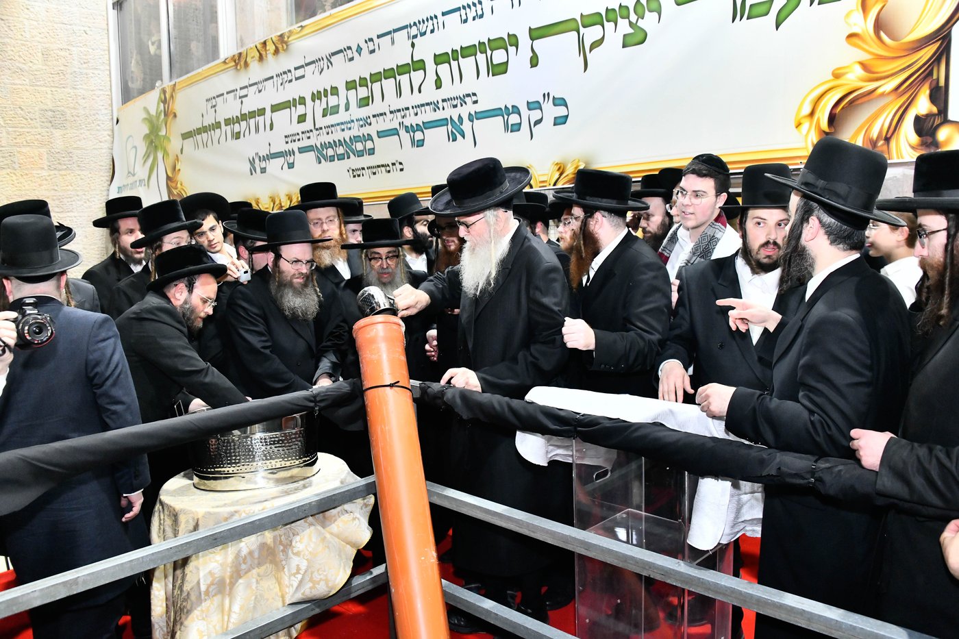 האדמו"ר מסאטמר במעמד יציקת היסודות בטלזסטון