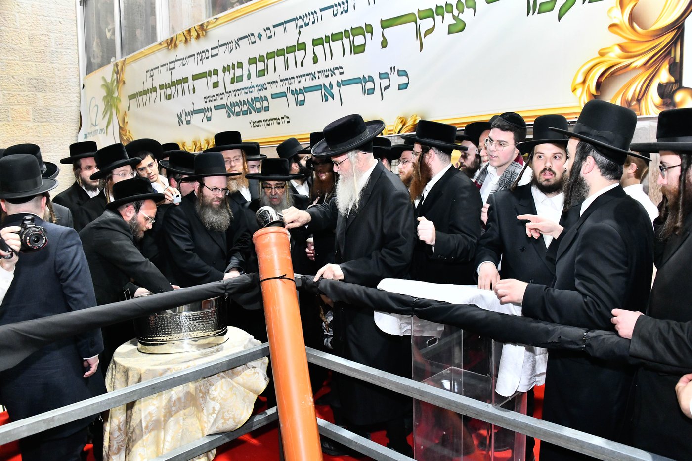 האדמו"ר מסאטמר במעמד יציקת היסודות בטלזסטון