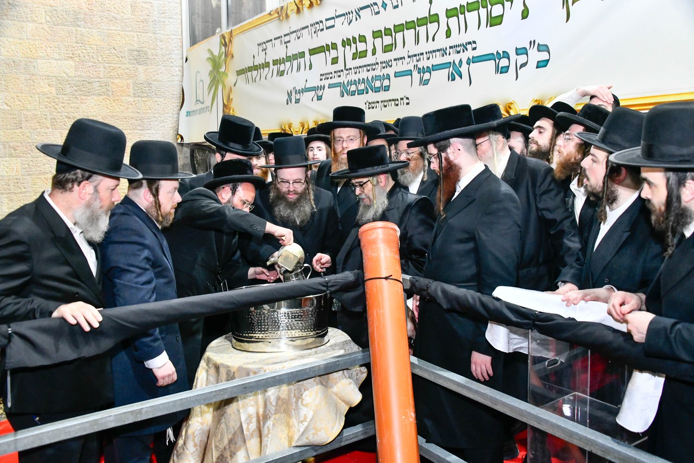 האדמו"ר מסאטמר במעמד יציקת היסודות בטלזסטון