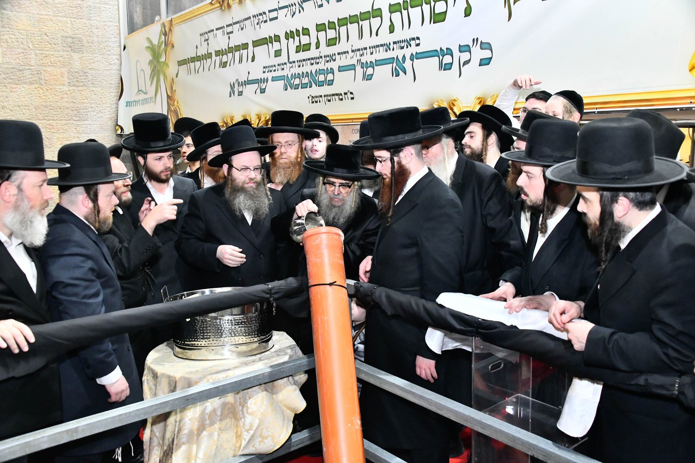 האדמו"ר מסאטמר במעמד יציקת היסודות בטלזסטון