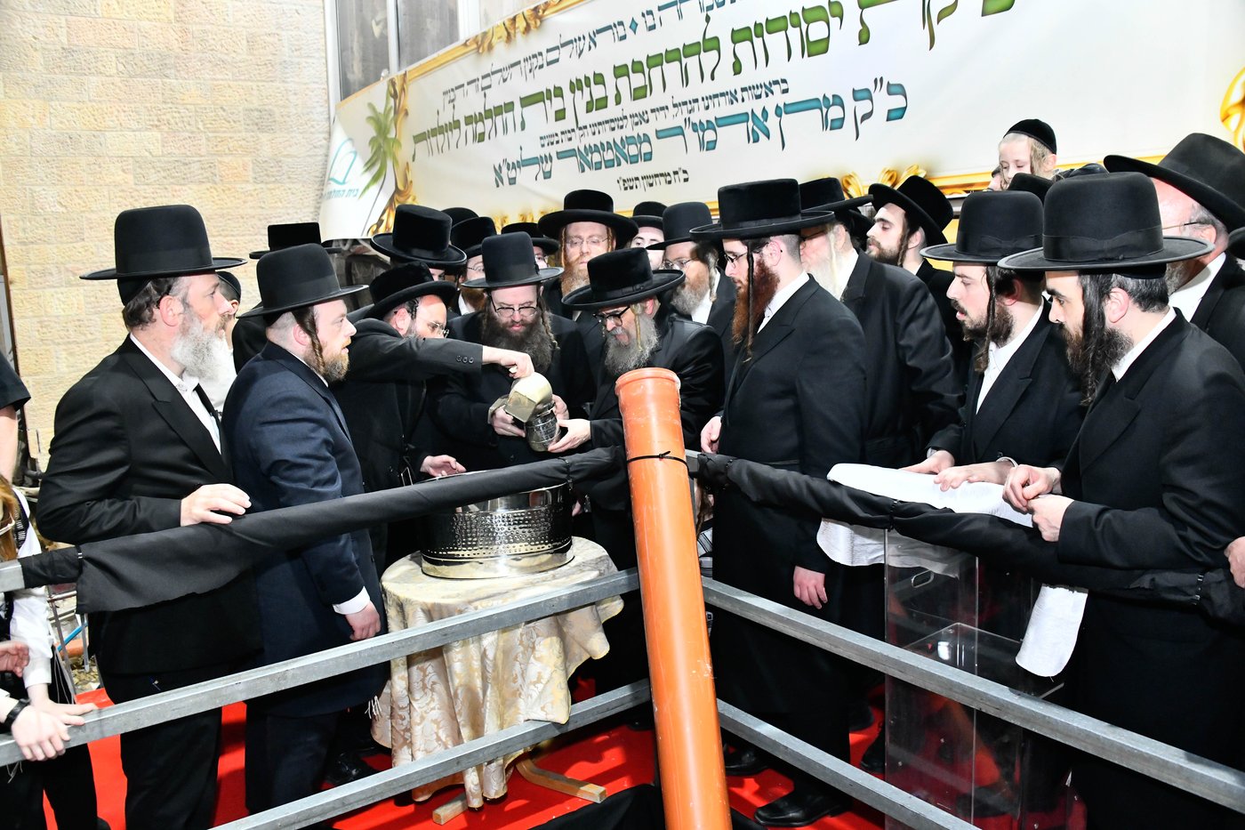 האדמו"ר מסאטמר במעמד יציקת היסודות בטלזסטון