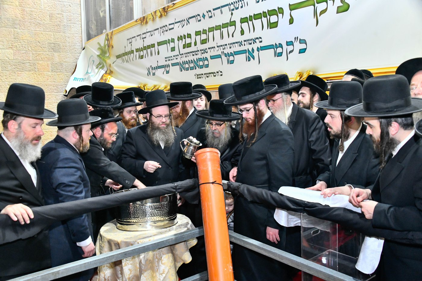 האדמו"ר מסאטמר במעמד יציקת היסודות בטלזסטון