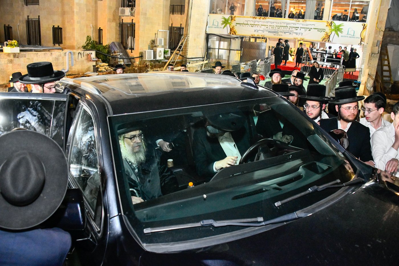 האדמו"ר מסאטמר במעמד יציקת היסודות בטלזסטון