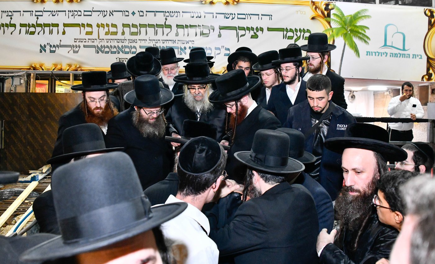 האדמו"ר מסאטמר במעמד יציקת היסודות בטלזסטון