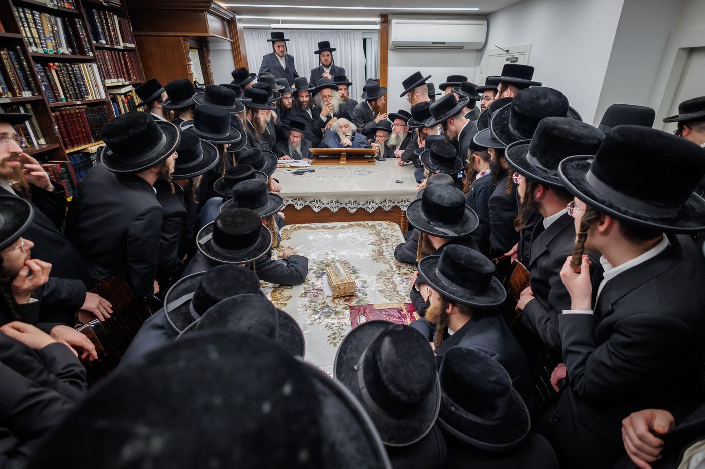 הגה"צ רבי געציל ברקוביץ ורבני סאטמר בשיעורו השבועי של הגר"מ שטרנבוך