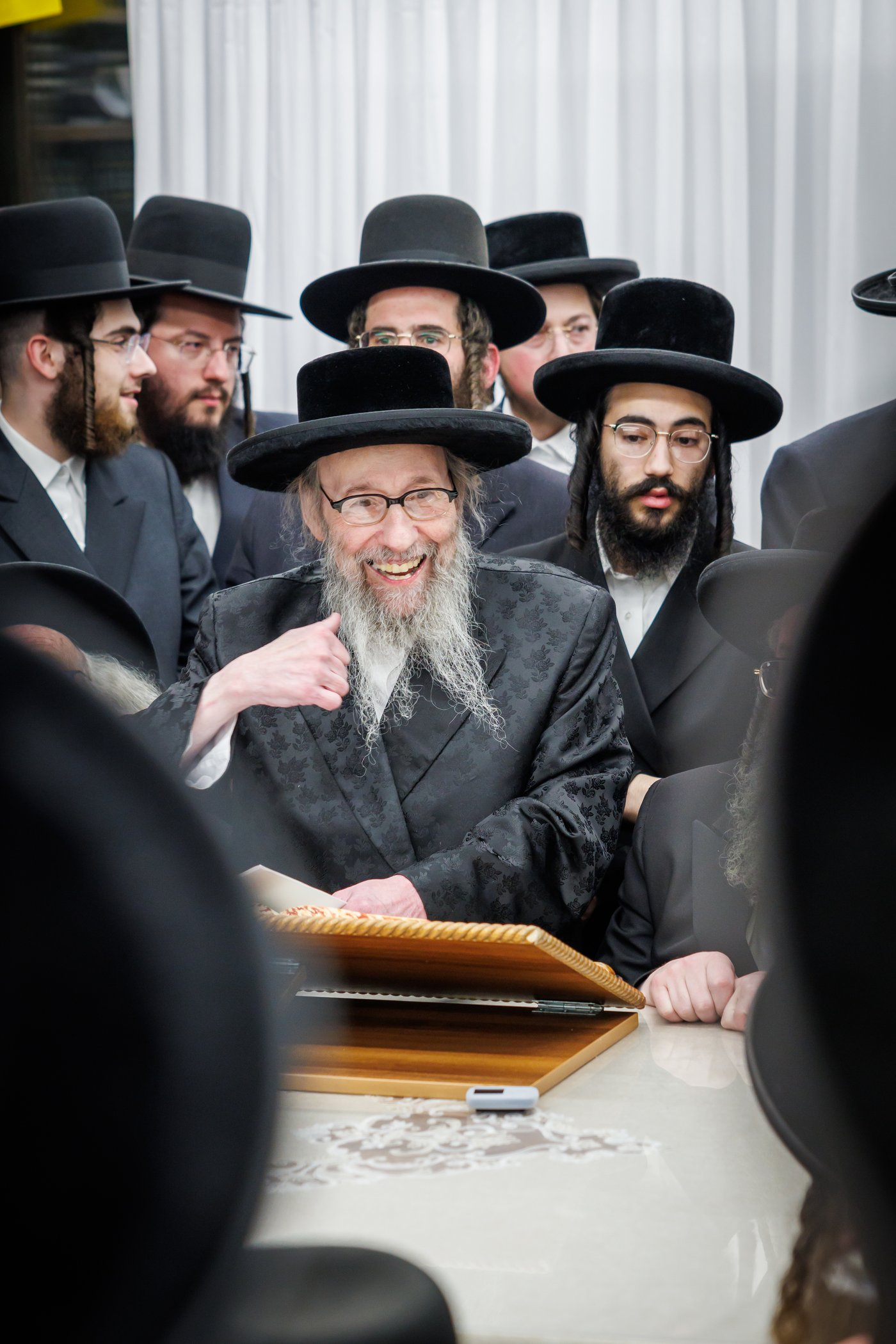 הגה"צ רבי געציל ברקוביץ ורבני סאטמר בשיעורו השבועי של הגר"מ שטרנבוך