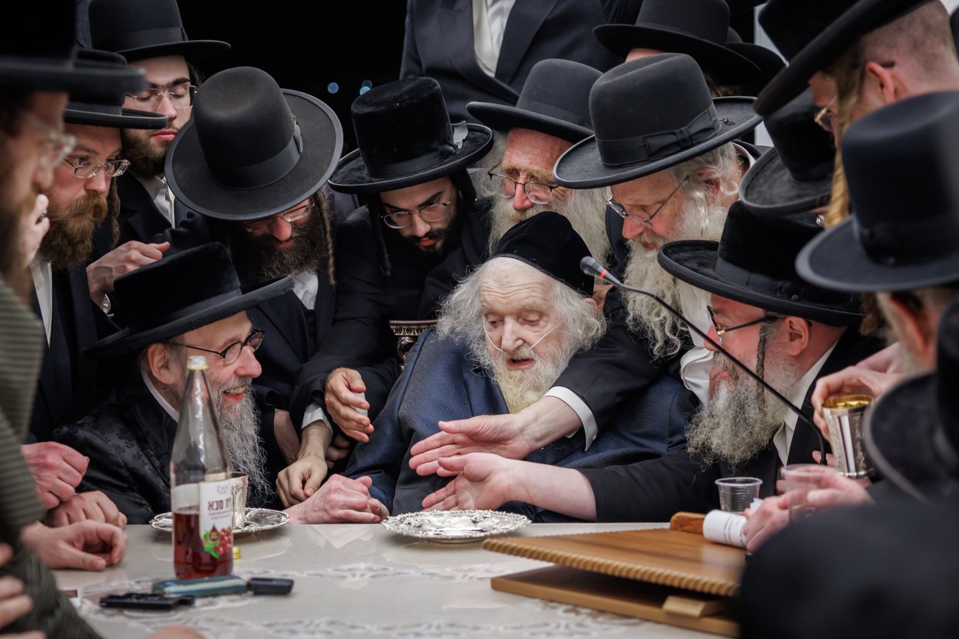 הגה"צ רבי געציל ברקוביץ ורבני סאטמר בשיעורו השבועי של הגר"מ שטרנבוך