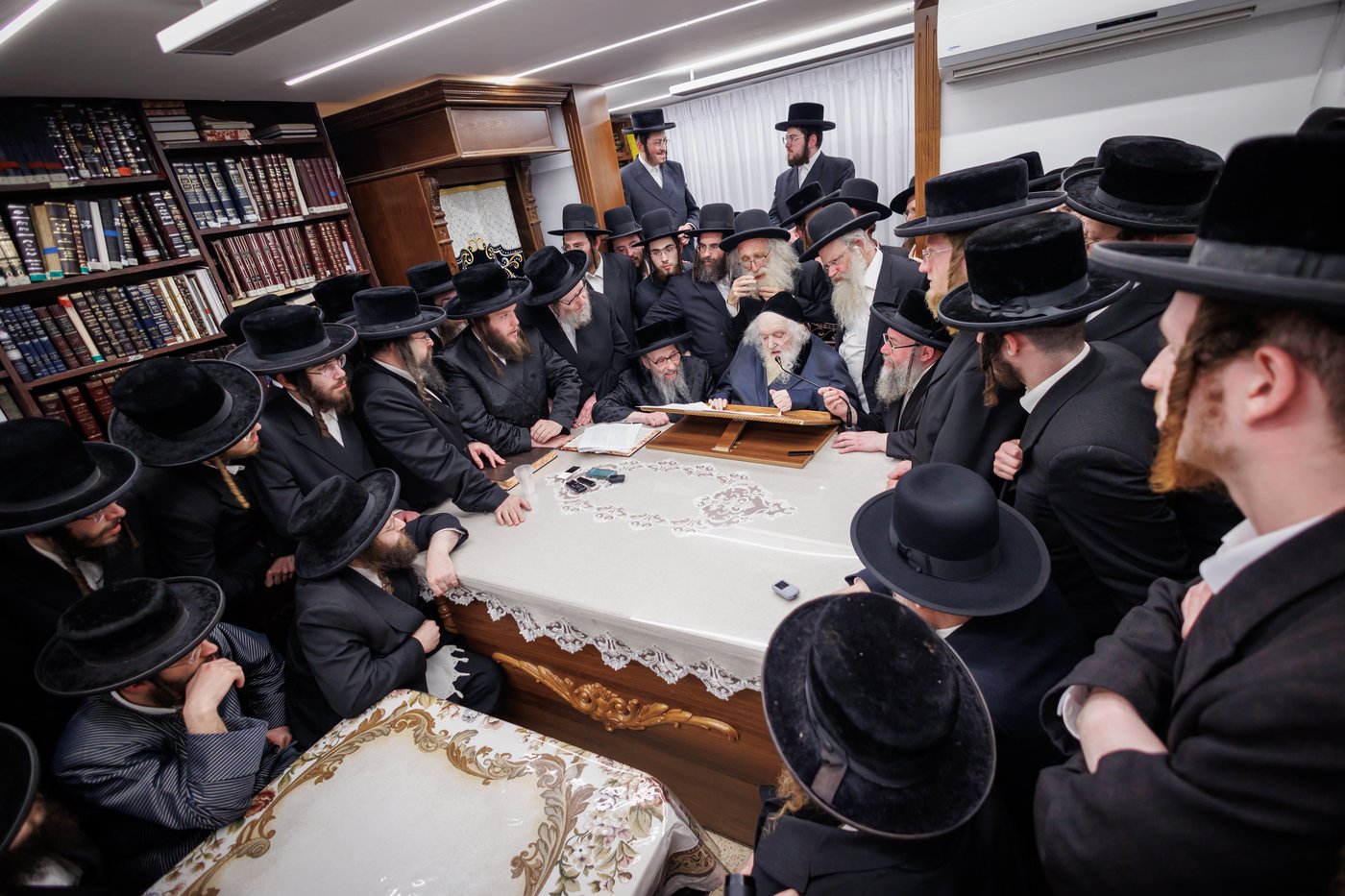 הגה"צ רבי געציל ברקוביץ ורבני סאטמר בשיעורו השבועי של הגר"מ שטרנבוך