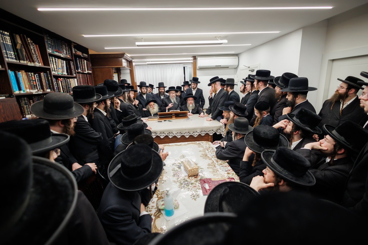 הגה"צ רבי געציל ברקוביץ ורבני סאטמר בשיעורו השבועי של הגר"מ שטרנבוך