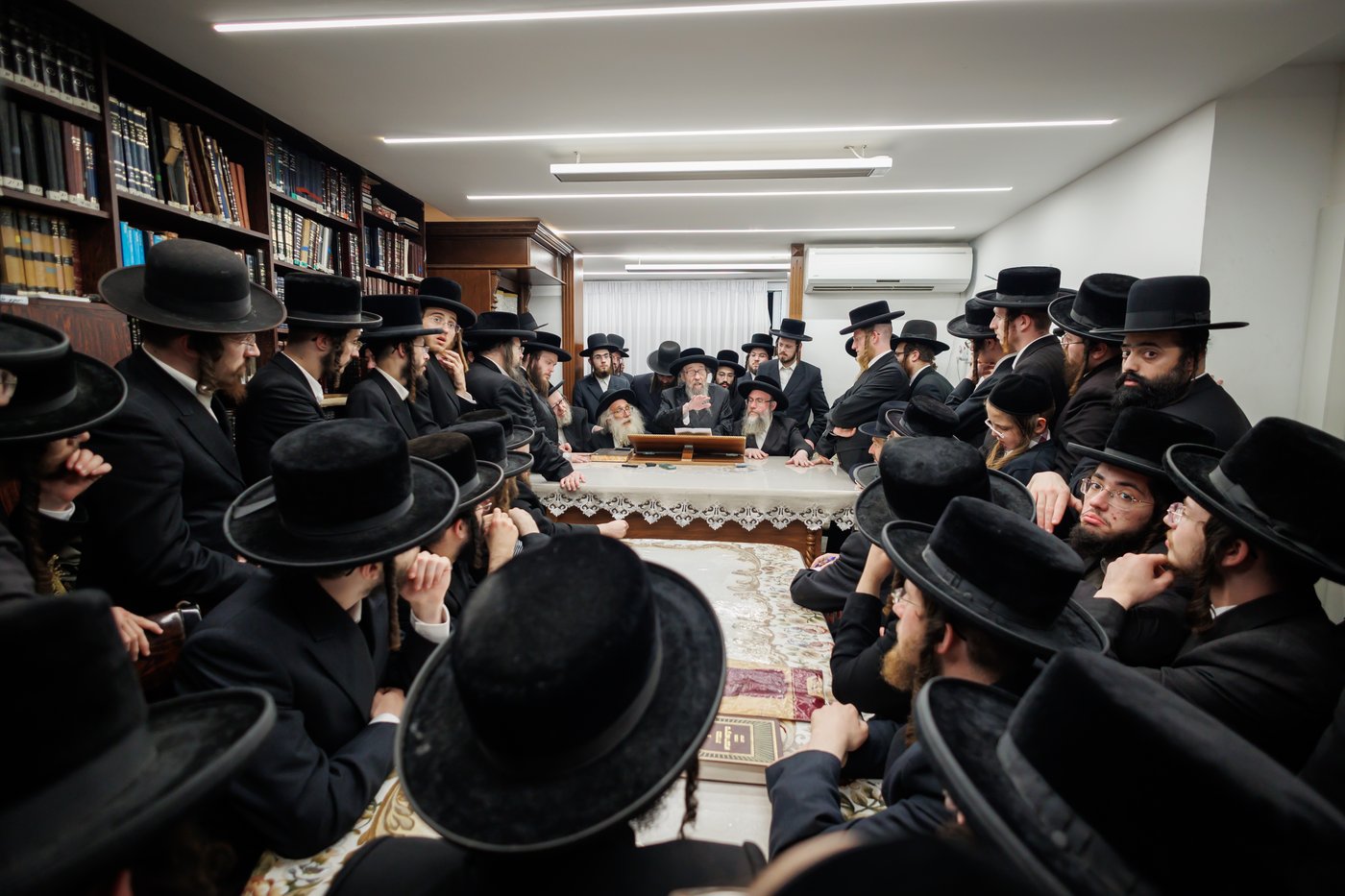 הגה"צ רבי געציל ברקוביץ ורבני סאטמר בשיעורו השבועי של הגר"מ שטרנבוך