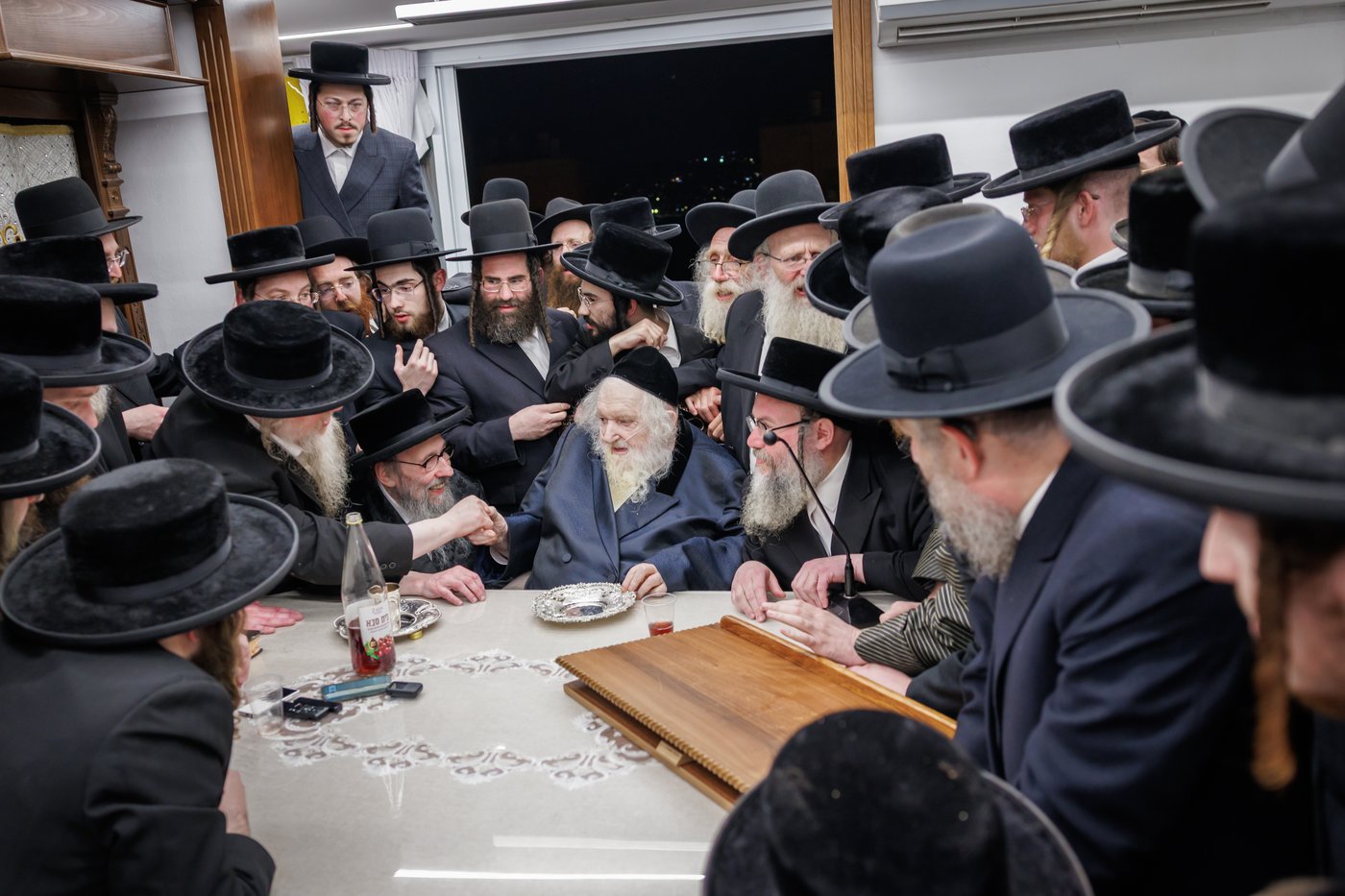 הגה"צ רבי געציל ברקוביץ ורבני סאטמר בשיעורו השבועי של הגר"מ שטרנבוך