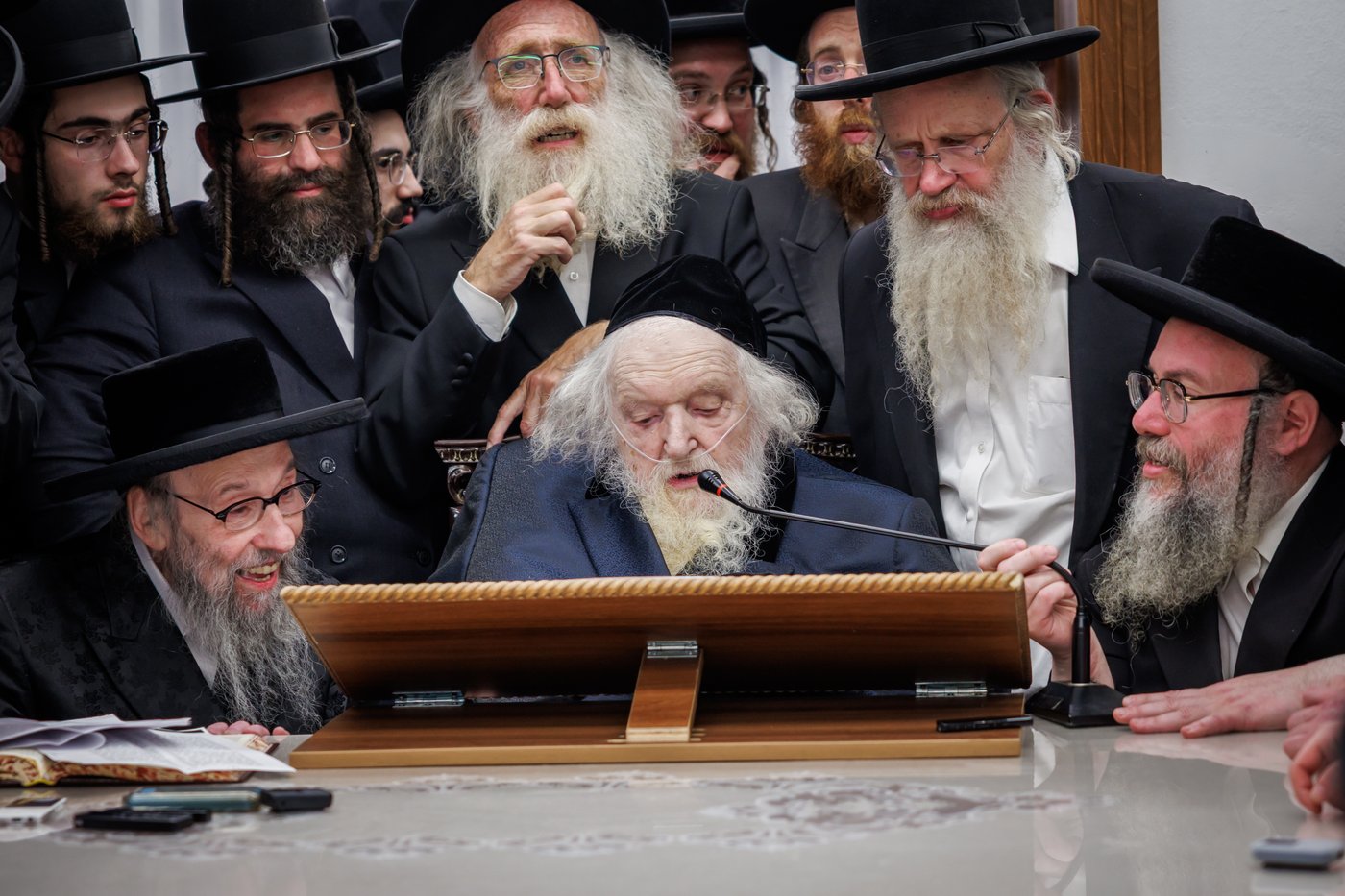 הגה"צ רבי געציל ברקוביץ ורבני סאטמר בשיעורו השבועי של הגר"מ שטרנבוך