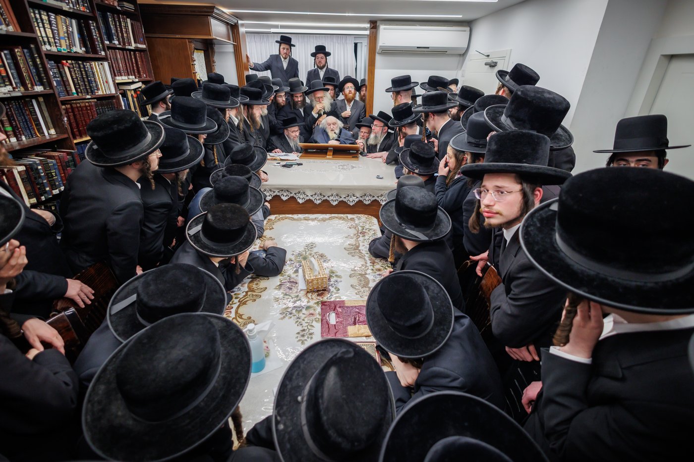 הגה"צ רבי געציל ברקוביץ ורבני סאטמר בשיעורו השבועי של הגר"מ שטרנבוך