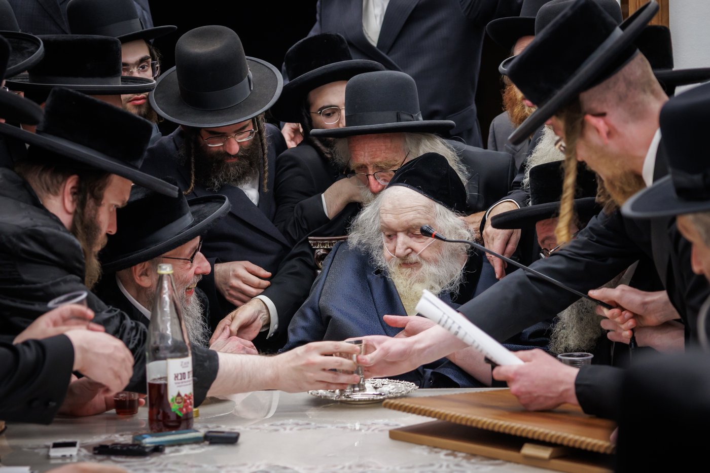 הגה"צ רבי געציל ברקוביץ ורבני סאטמר בשיעורו השבועי של הגר"מ שטרנבוך