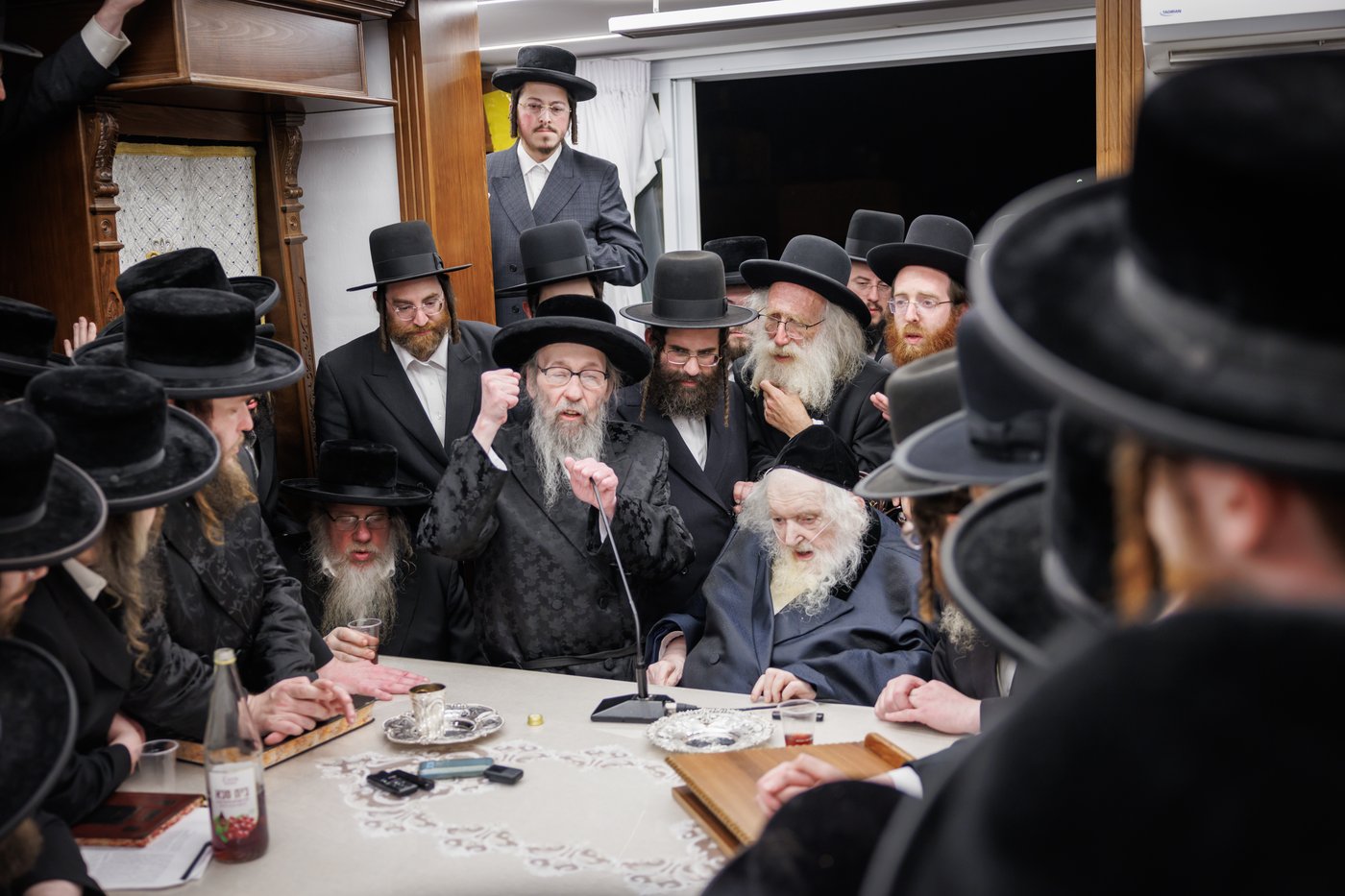 הגה"צ רבי געציל ברקוביץ ורבני סאטמר בשיעורו השבועי של הגר"מ שטרנבוך