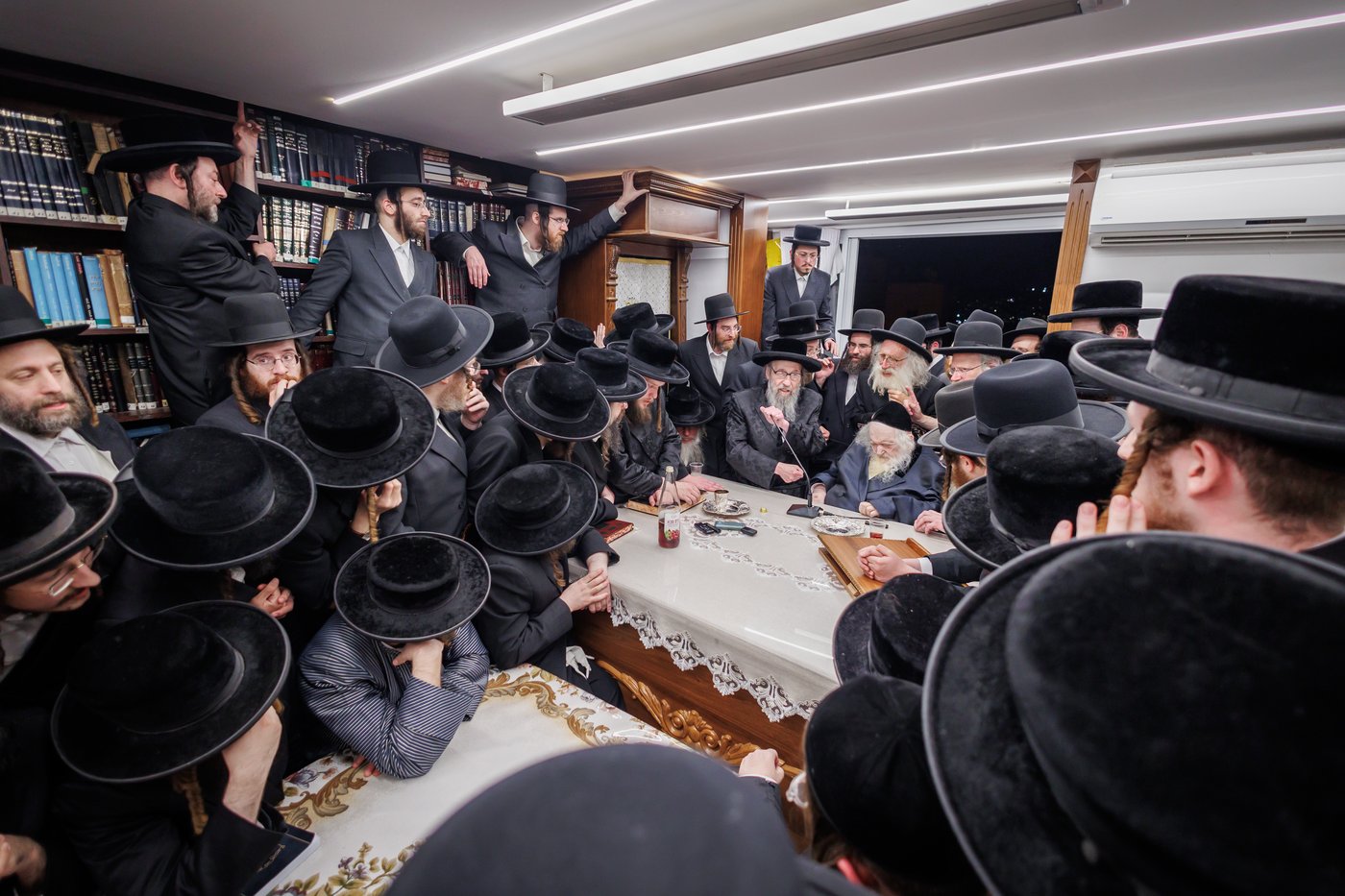 הגה"צ רבי געציל ברקוביץ ורבני סאטמר בשיעורו השבועי של הגר"מ שטרנבוך