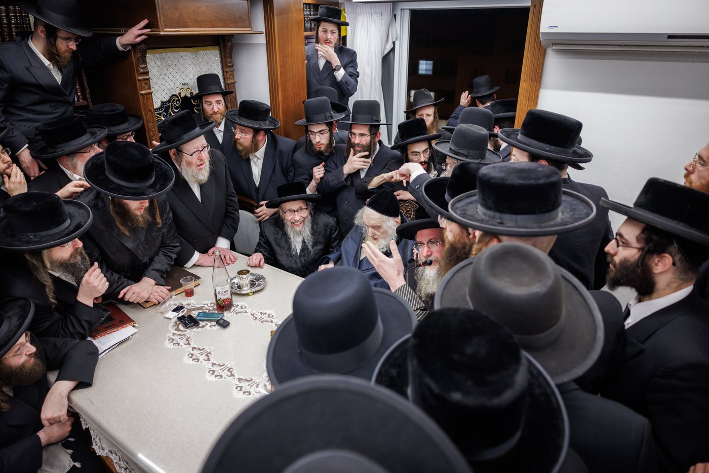 הגה"צ רבי געציל ברקוביץ ורבני סאטמר בשיעורו השבועי של הגר"מ שטרנבוך