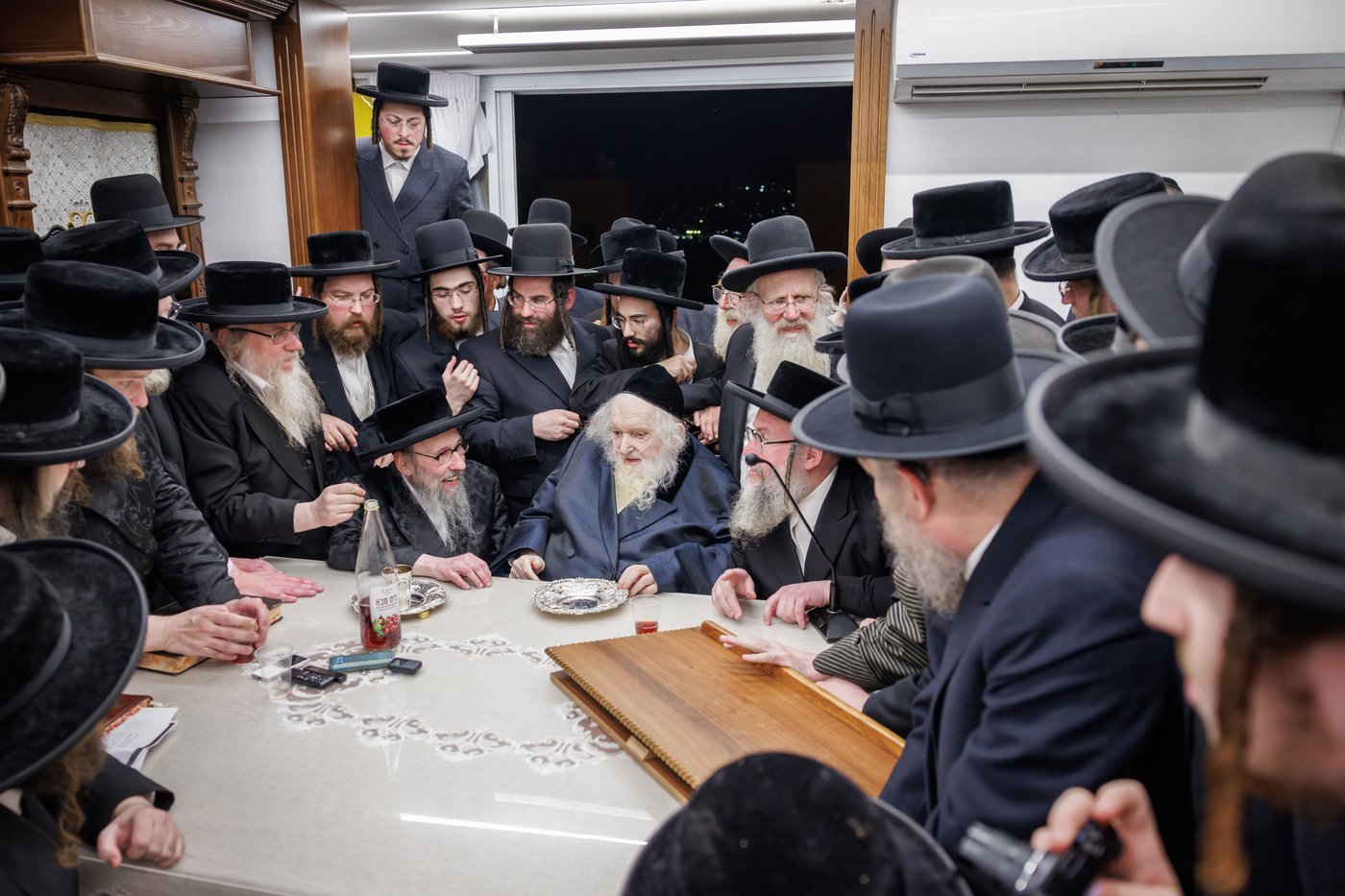 הגה"צ רבי געציל ברקוביץ ורבני סאטמר בשיעורו השבועי של הגר"מ שטרנבוך