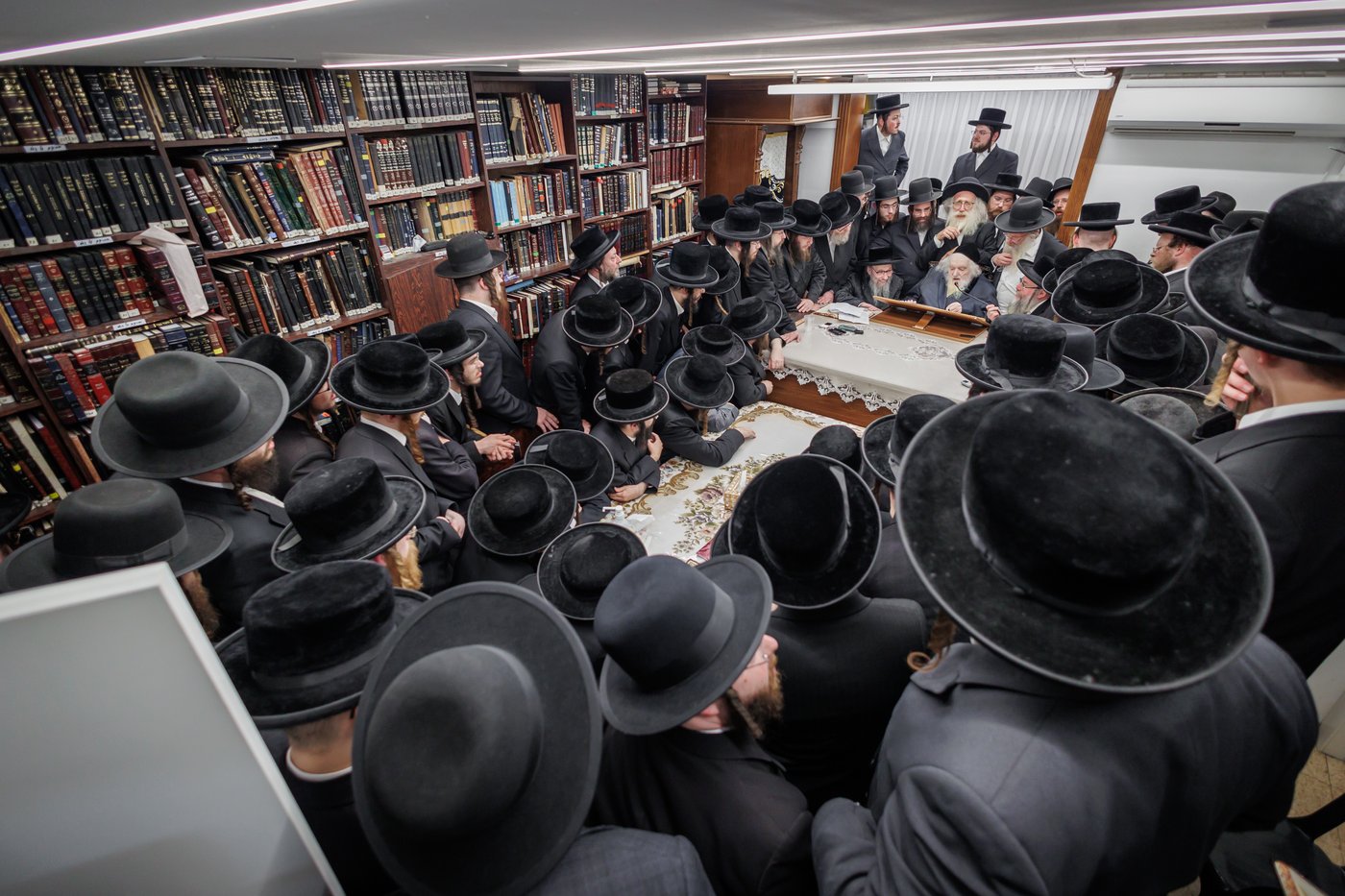 הגה"צ רבי געציל ברקוביץ ורבני סאטמר בשיעורו השבועי של הגר"מ שטרנבוך