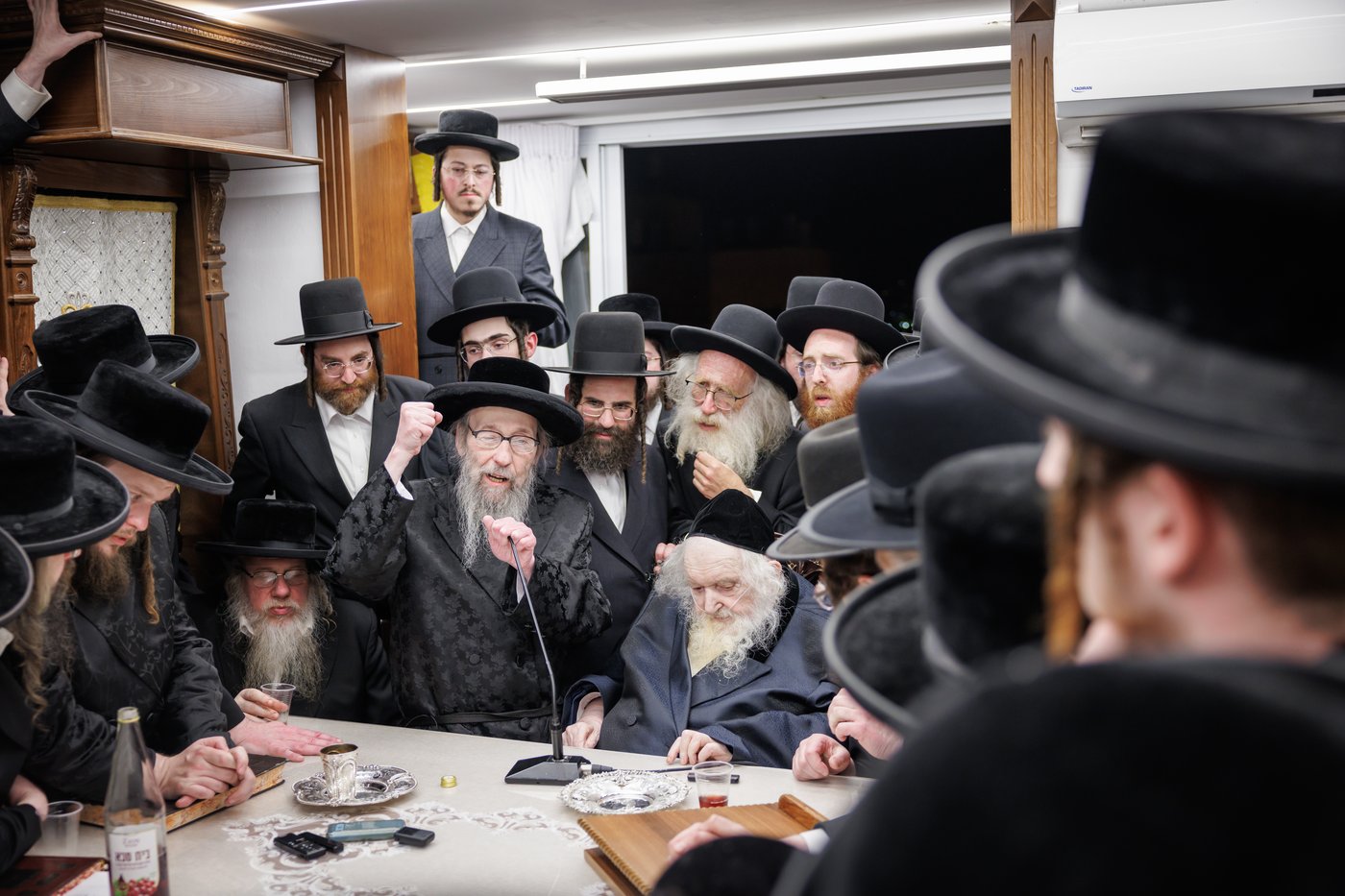 הגה"צ רבי געציל ברקוביץ ורבני סאטמר בשיעורו השבועי של הגר"מ שטרנבוך