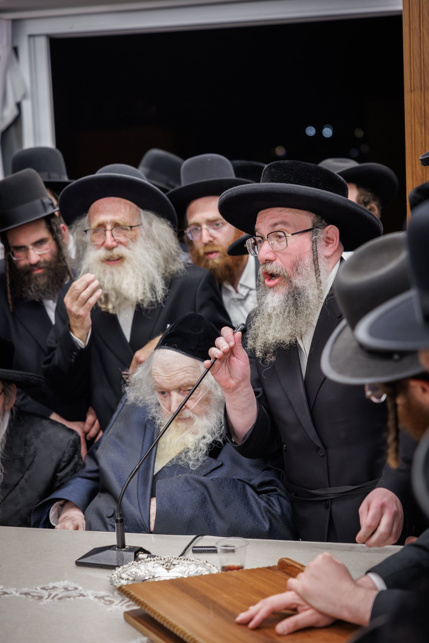 הגה"צ רבי געציל ברקוביץ ורבני סאטמר בשיעורו השבועי של הגר"מ שטרנבוך